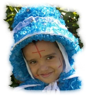 Un jovencito disfrazado de "Santo Inocente" en "Día de las Máscaras".